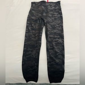 Spanx Black Camo Leggings - SIZE L